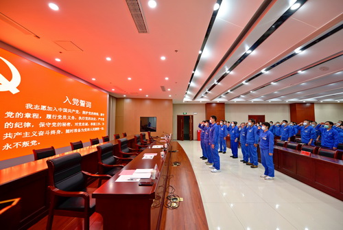 （图2    新党员入党宣誓、全体党员重温入党誓词）-压缩.jpg