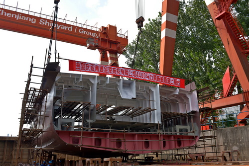 南通金港4400马力拖轮上船台-压缩.JPG