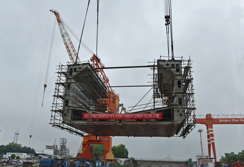 5.650DWT2#上船台-压缩.JPG
