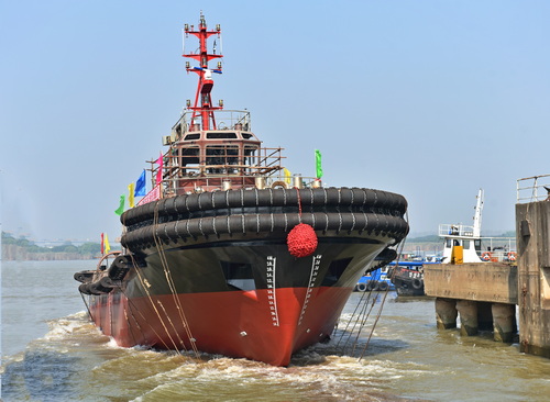 南通金港拖轮下水-压缩.JPG