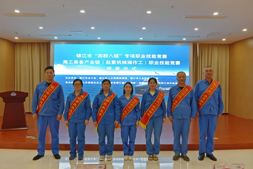 技能竞赛颁奖-1合影-压缩.jpg
