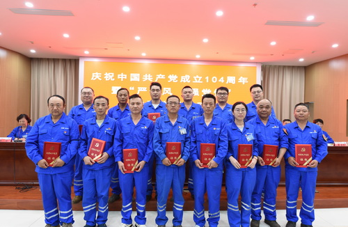 7-表彰优秀共产党员-压缩.jpg