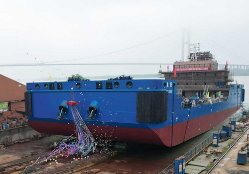 一带一路78米浮吊船1号船下水-压缩.jpg
