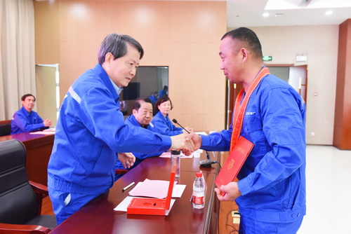 图4 公司党委书记、董事长郭琰代表上级部门授予李波永同志“江苏省五一劳动奖章”证书-压缩.jpg