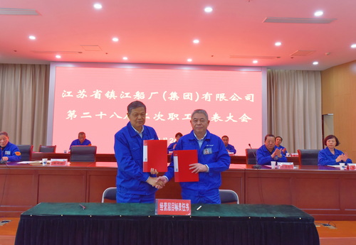 图11&nbsp; 公司副董事长邹耀明代表董事会与总经理张言才签订目标责任书-压缩.jpg